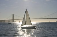 Sailboat_in_front_of_golden_gate_br